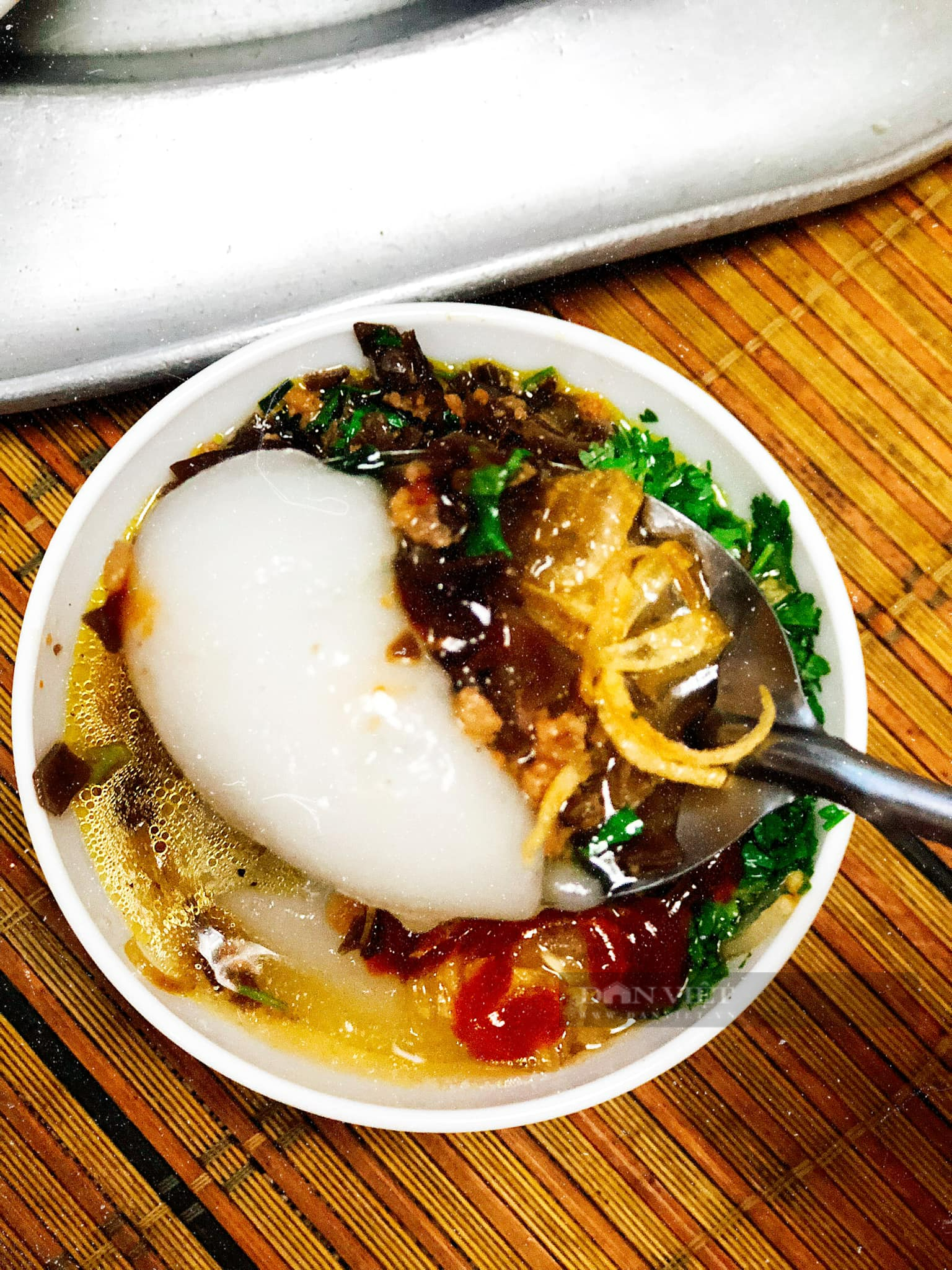 Bánh đúc nóng làm từ cơm nguội cực đơn giản  - Ảnh 4.