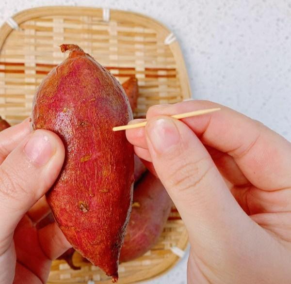 Nướng khoai lang bằng nồi cơm điện muốn khoai chín mềm cần phải thêm 1 bước này - Ảnh 3. Nướng khoai lang bằng nồi cơm điện muốn khoai chín mềm cần phải thêm 1 bước này - Ảnh 3.