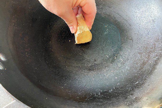 Rán cá đừng cho ngay vào chảo, nhớ lau bỏ thứ này cá sẽ vàng giòn ngon không sát chảo - Ảnh 3. Rán cá đừng cho ngay vào chảo, nhớ lau bỏ thứ này cá sẽ vàng giòn ngon không sát chảo - Ảnh 3.