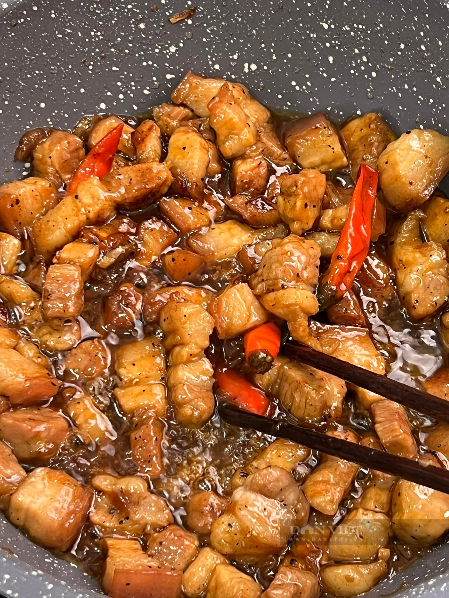 Thịt kho tiêu nấu 15 phút, không cần ướp vẫn thấm vị nhờ loại nước sốt này - Ảnh 15. Thịt kho tiêu nấu 15 phút, không cần ướp vẫn thấm vị nhờ loại nước sốt này - Ảnh 15.