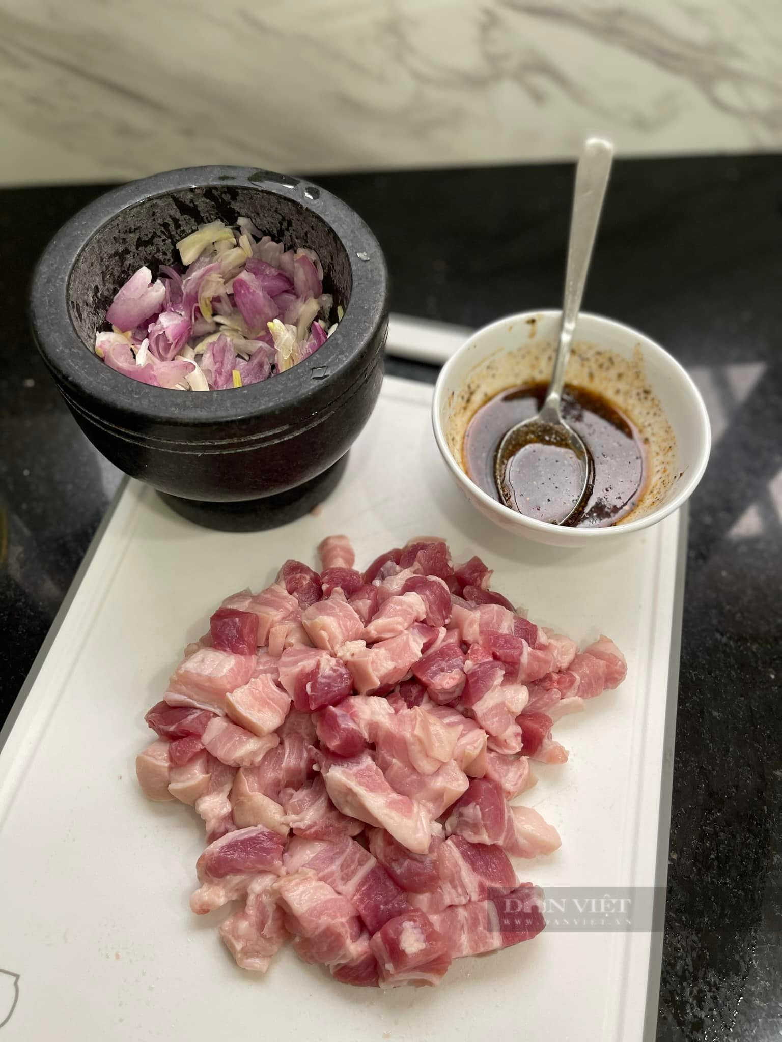 Thịt kho tiêu nấu 15 phút, không cần ướp vẫn thấm vị nhờ loại nước sốt này - Ảnh 2. Thịt kho tiêu nấu 15 phút, không cần ướp vẫn thấm vị nhờ loại nước sốt này - Ảnh 2.