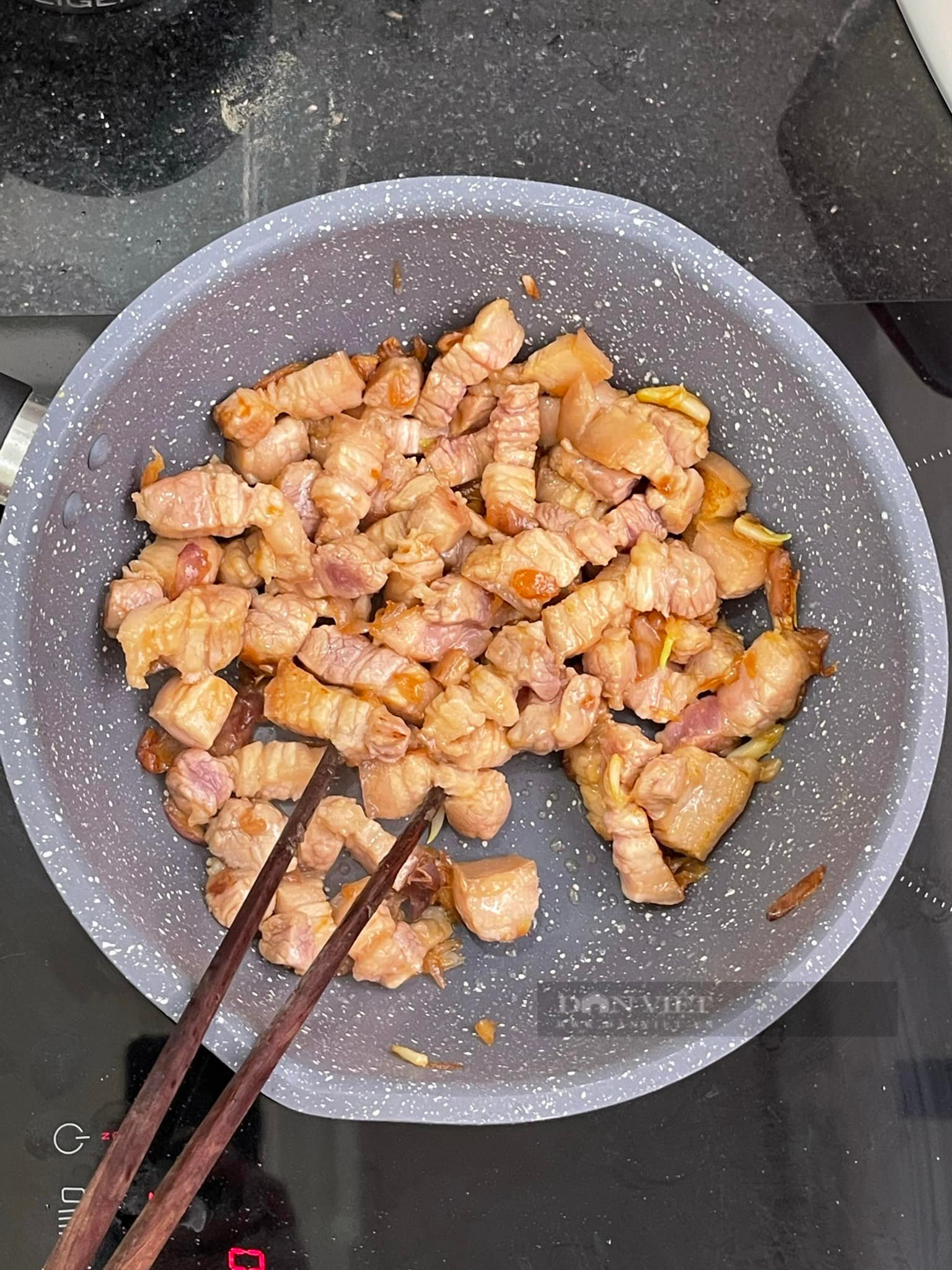 Thịt kho tiêu nấu 15 phút, không cần ướp vẫn thấm vị nhờ loại nước sốt này - Ảnh 13. Thịt kho tiêu nấu 15 phút, không cần ướp vẫn thấm vị nhờ loại nước sốt này - Ảnh 13.