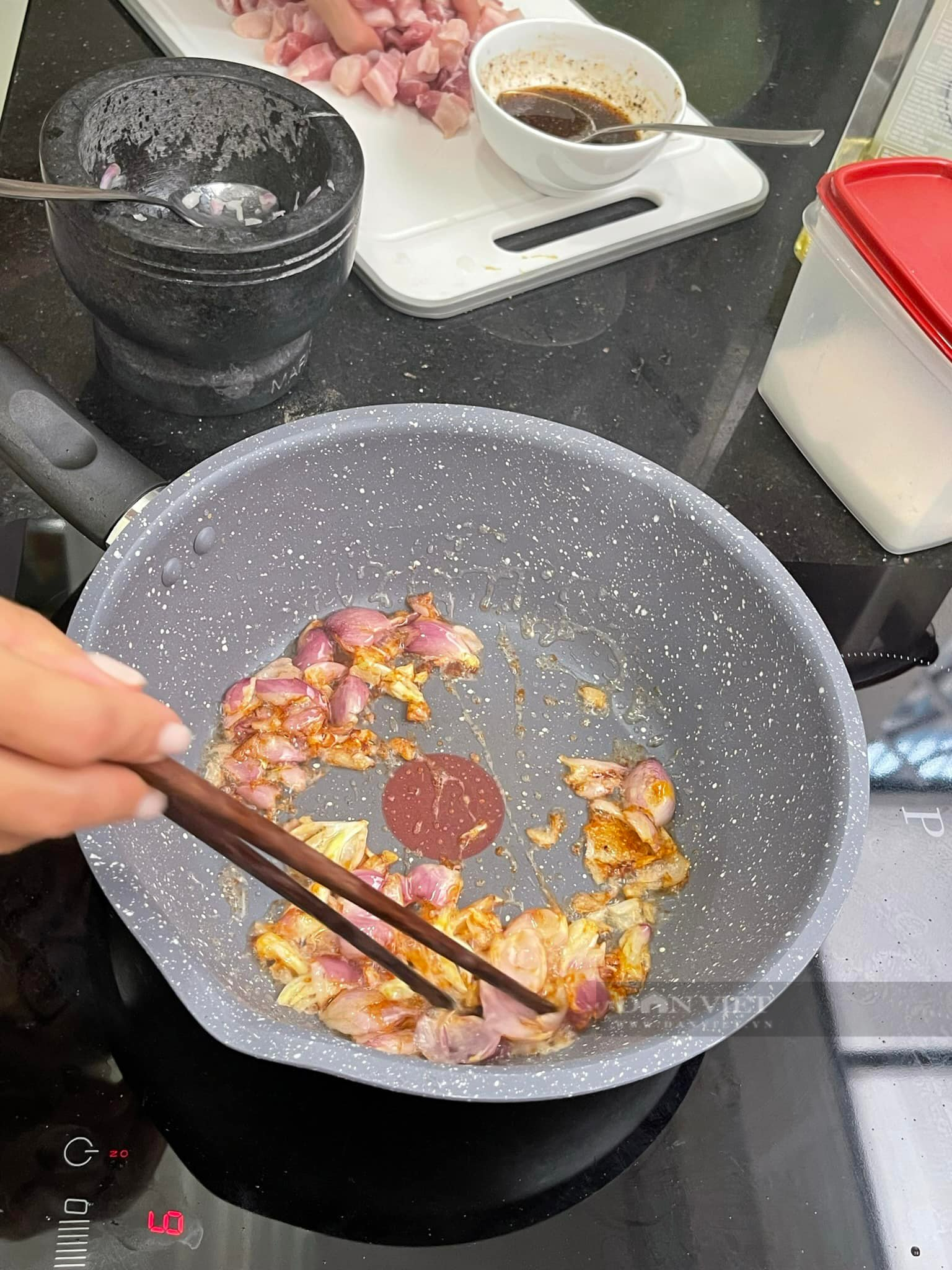 Thịt kho tiêu nấu 15 phút, không cần ướp vẫn thấm vị nhờ loại nước sốt này - Ảnh 12. Thịt kho tiêu nấu 15 phút, không cần ướp vẫn thấm vị nhờ loại nước sốt này - Ảnh 12.