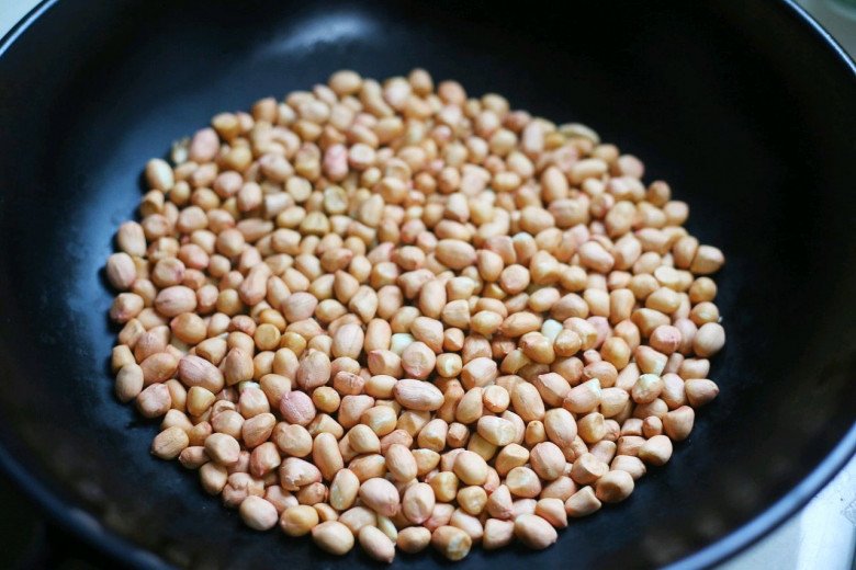 Làm lạc rang muối dùng dầu nóng hay lạnh, nhiều người làm sai khiến lạc bị cháy và nhanh ỉu - Ảnh 3.