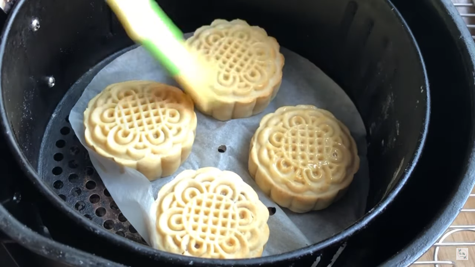 Cách làm bánh Trung thu bằng nồi chiên không dầu cực đơn giản, bánh vàng thơm chẳng kém ngoài hàng - Ảnh 10. Cách làm bánh Trung thu bằng nồi chiên không dầu cực đơn giản, bánh vàng thơm chẳng kém ngoài hàng - Ảnh 10.