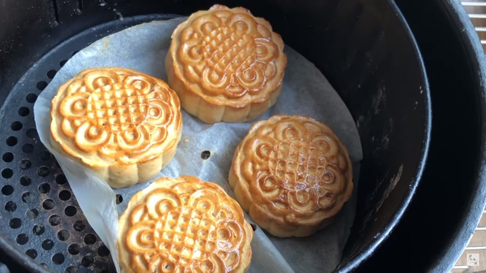 Cách làm bánh Trung thu bằng nồi chiên không dầu cực đơn giản, bánh vàng thơm chẳng kém ngoài hàng - Ảnh 11. Cách làm bánh Trung thu bằng nồi chiên không dầu cực đơn giản, bánh vàng thơm chẳng kém ngoài hàng - Ảnh 11.