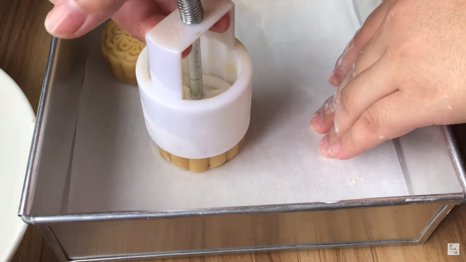 Cách làm bánh Trung thu bằng nồi chiên không dầu cực đơn giản, bánh vàng thơm chẳng kém ngoài hàng - Ảnh 8. Cách làm bánh Trung thu bằng nồi chiên không dầu cực đơn giản, bánh vàng thơm chẳng kém ngoài hàng - Ảnh 8.