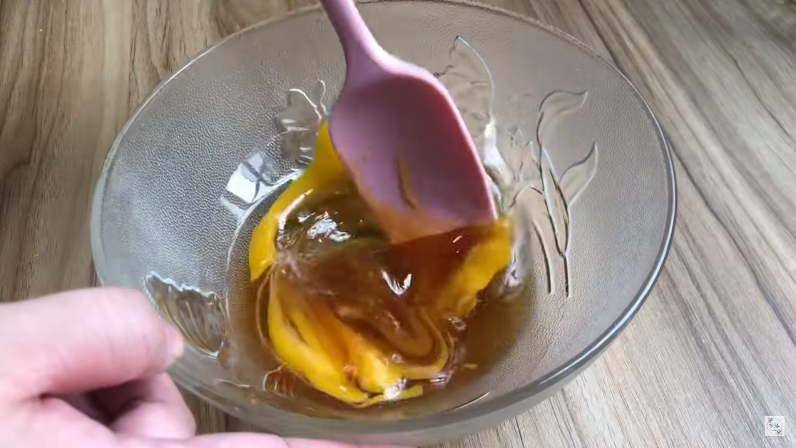 Cách làm bánh Trung thu bằng nồi chiên không dầu cực đơn giản, bánh vàng thơm chẳng kém ngoài hàng - Ảnh 2. Cách làm bánh Trung thu bằng nồi chiên không dầu cực đơn giản, bánh vàng thơm chẳng kém ngoài hàng - Ảnh 2.