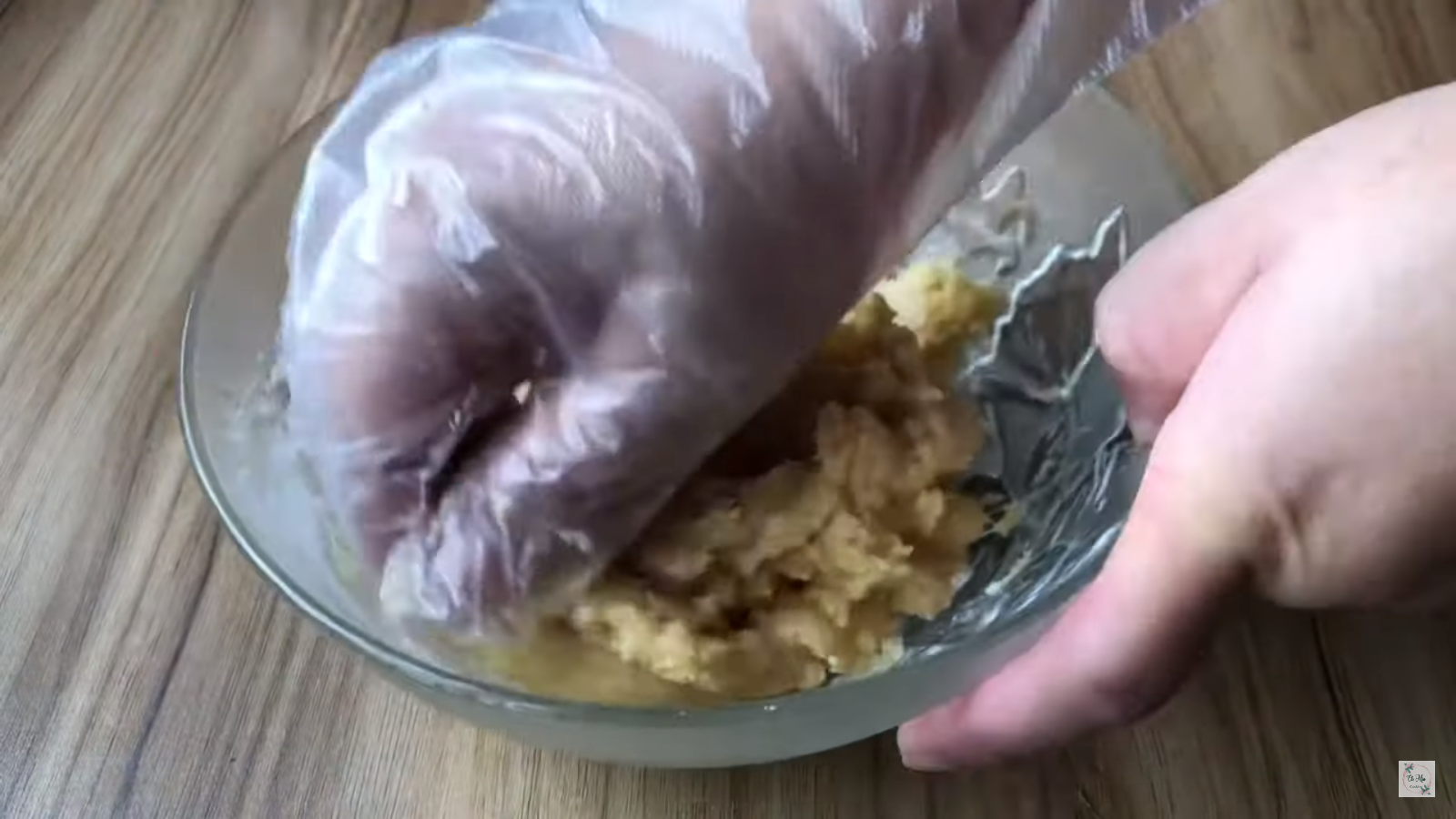 Cách làm bánh Trung thu bằng nồi chiên không dầu cực đơn giản, bánh vàng thơm chẳng kém ngoài hàng - Ảnh 4. Cách làm bánh Trung thu bằng nồi chiên không dầu cực đơn giản, bánh vàng thơm chẳng kém ngoài hàng - Ảnh 4.