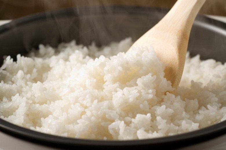 Nấu cơm chỉ cho nước thật thiếu sót, thêm 2 nguyên liệu này hạt trắng thơm căng bóng, mềm dẻo - Ảnh 1. Nấu cơm chỉ cho nước thật thiếu sót, thêm 2 nguyên liệu này hạt trắng thơm căng bóng, mềm dẻo - Ảnh 1.