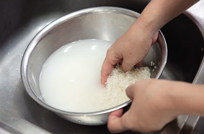 Nấu cơm chỉ cho nước thật thiếu sót, thêm 2 nguyên liệu này hạt trắng thơm căng bóng, mềm dẻo - Ảnh 2. Nấu cơm chỉ cho nước thật thiếu sót, thêm 2 nguyên liệu này hạt trắng thơm căng bóng, mềm dẻo - Ảnh 2.