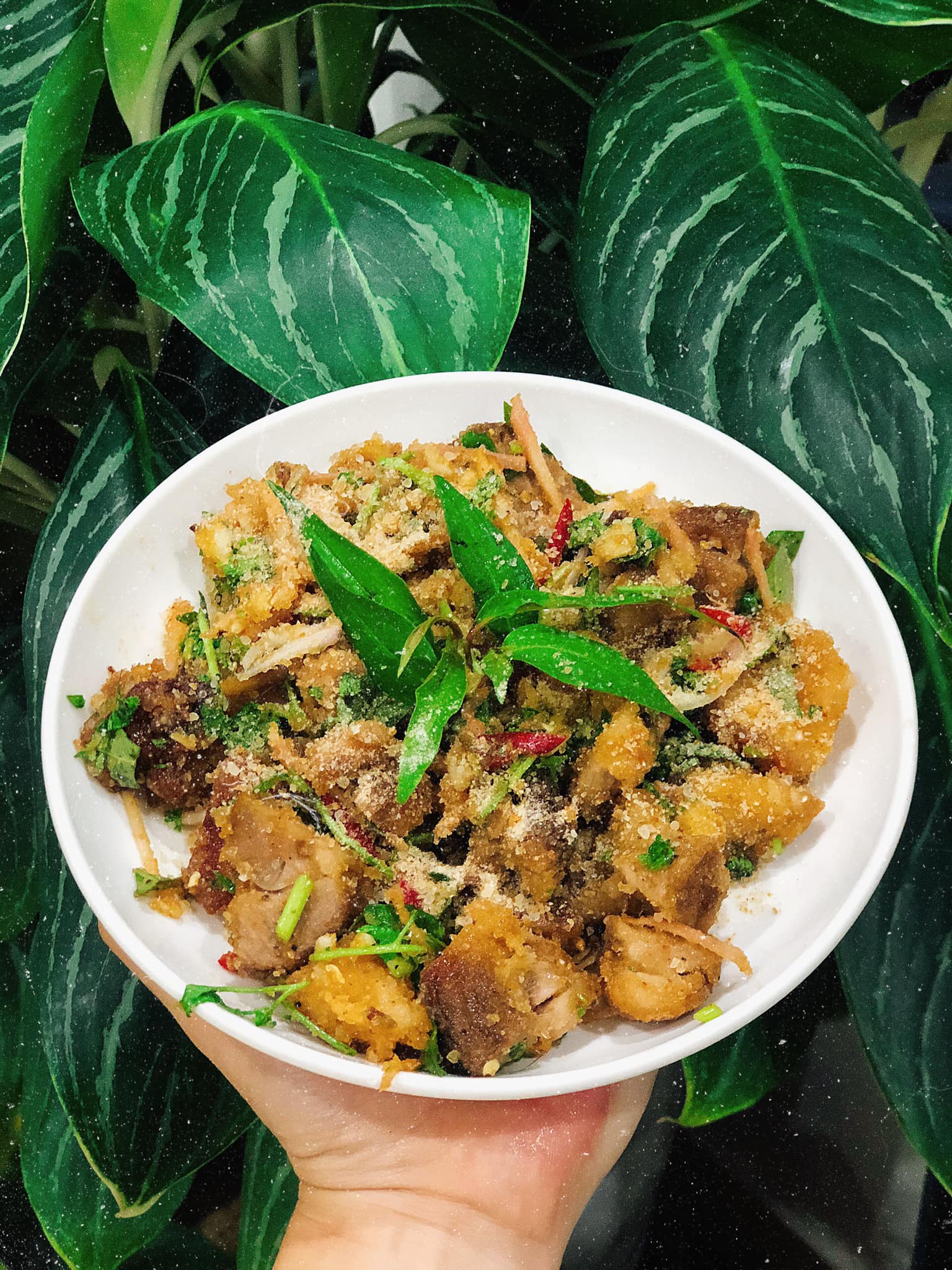 Lạ miệng với món chân giò chiên giòn bóp thính - Ảnh 3.