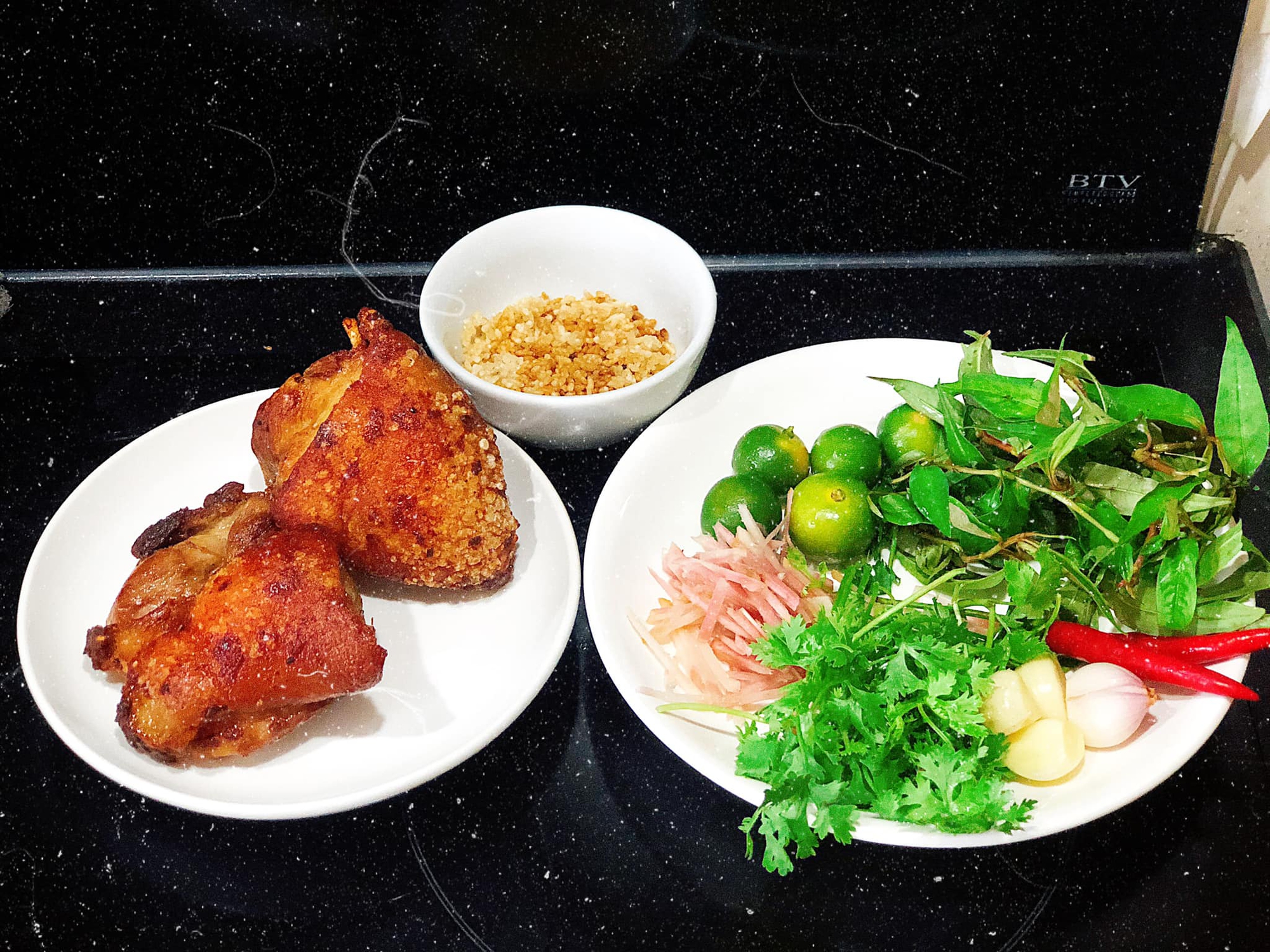 Lạ miệng với món chân giò chiên giòn bóp thính - Ảnh 1.