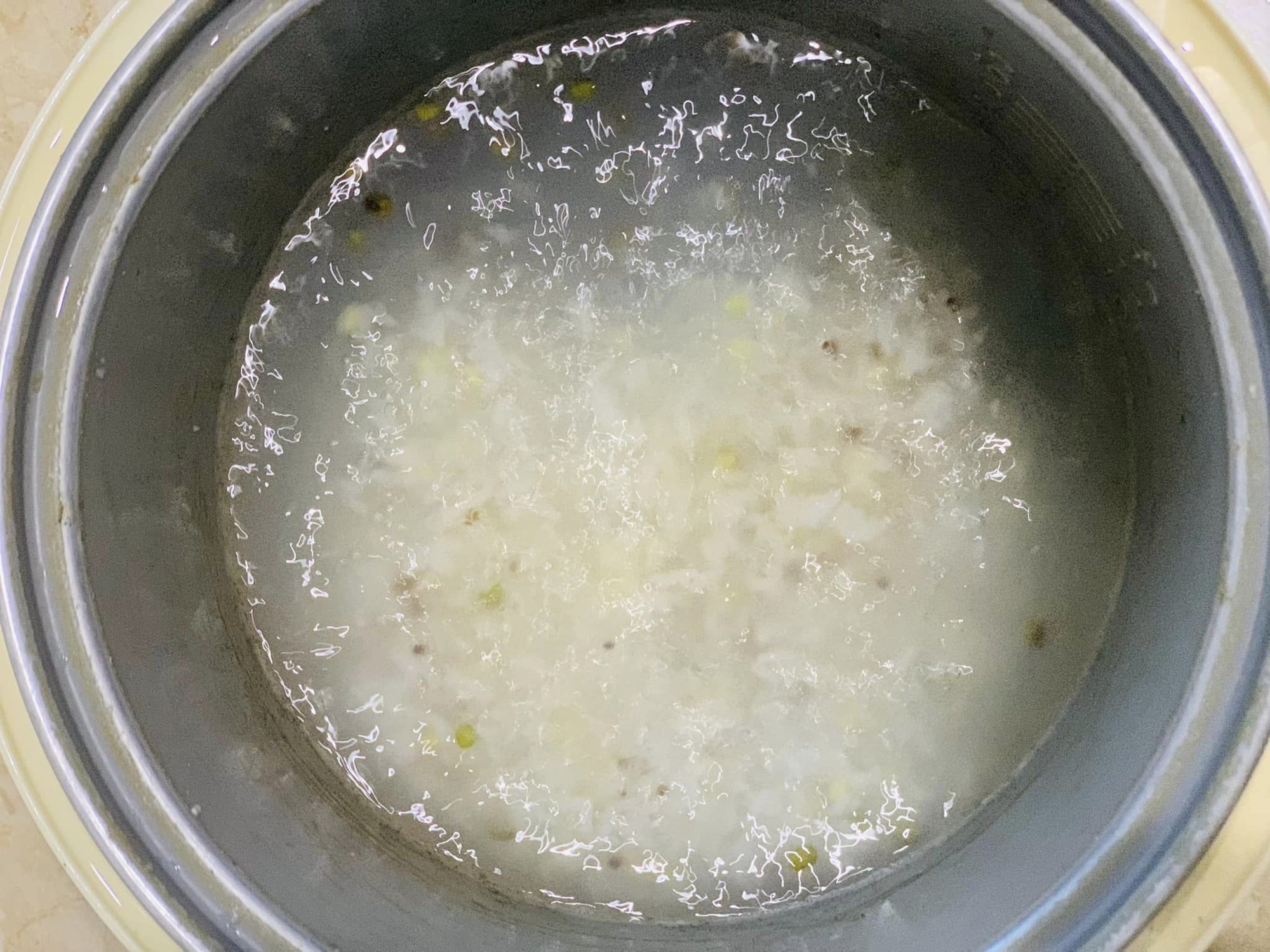 Mách bạn cách nấu cháo gà ác hầm ngũ hạt thơm mềm bằng nồi cơm điện - Ảnh 4.