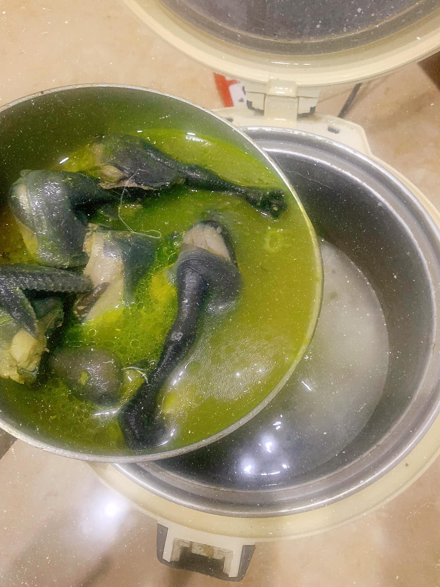 Mách bạn cách nấu cháo gà ác hầm ngũ hạt thơm mềm bằng nồi cơm điện - Ảnh 8.