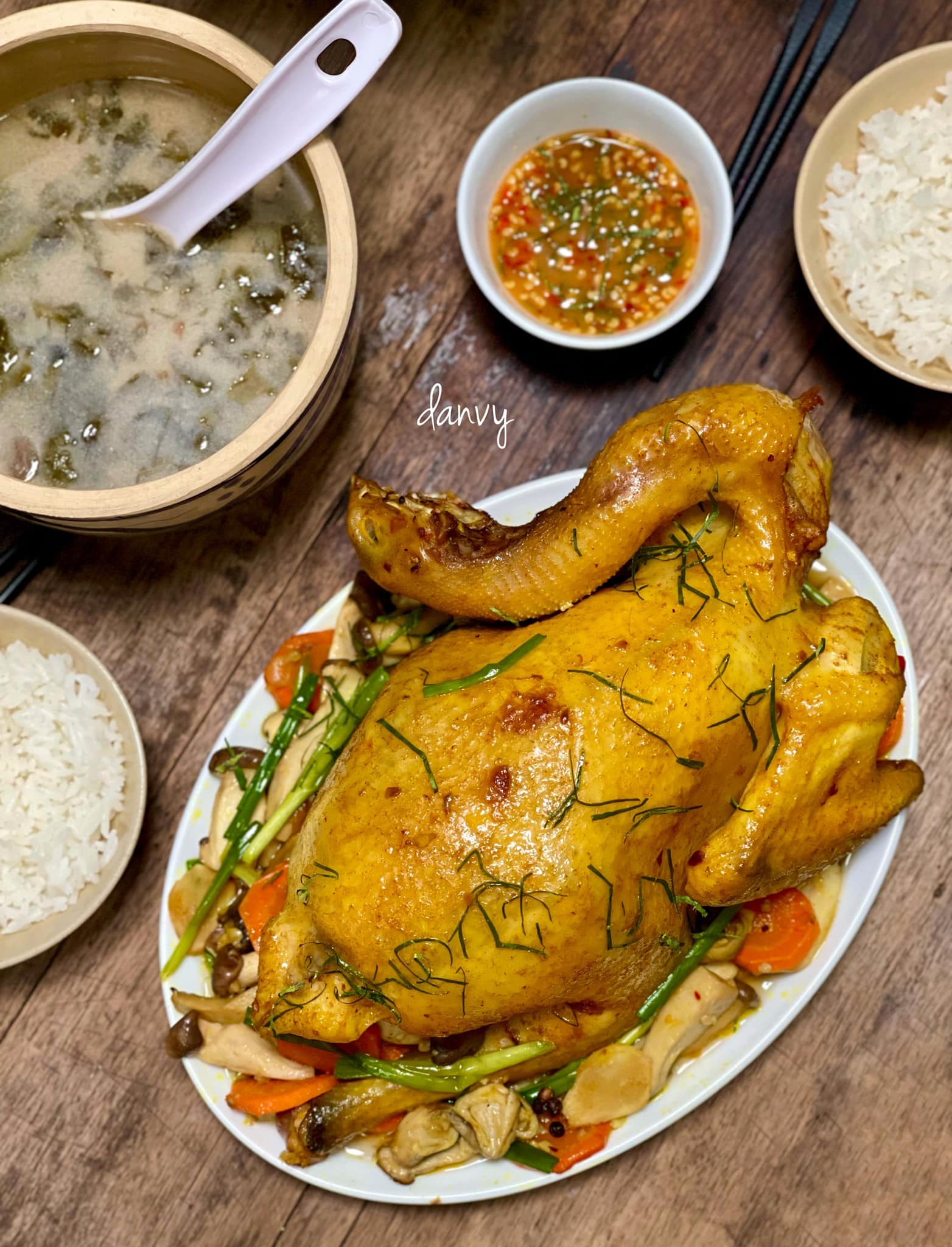 Gà chế biến theo cách này đảm bảo thịt gà vàng óng, ngọt và dậy vị. - Ảnh 4. Gà chế biến theo cách này đảm bảo thịt gà vàng óng, ngọt và dậy vị. - Ảnh 4.