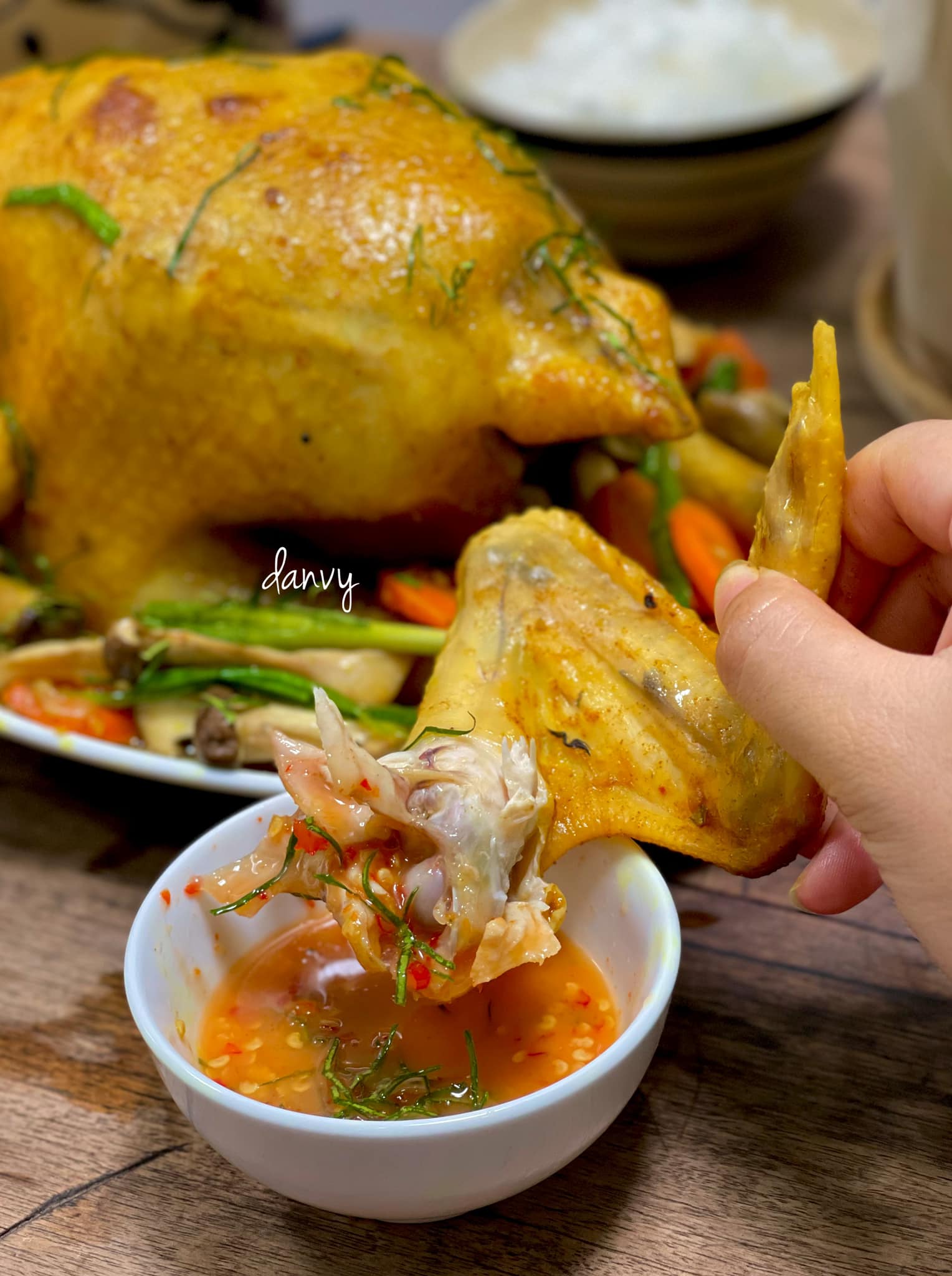 Gà chế biến theo cách này đảm bảo thịt gà vàng óng, ngọt và dậy vị. - Ảnh 5. Gà chế biến theo cách này đảm bảo thịt gà vàng óng, ngọt và dậy vị. - Ảnh 5.