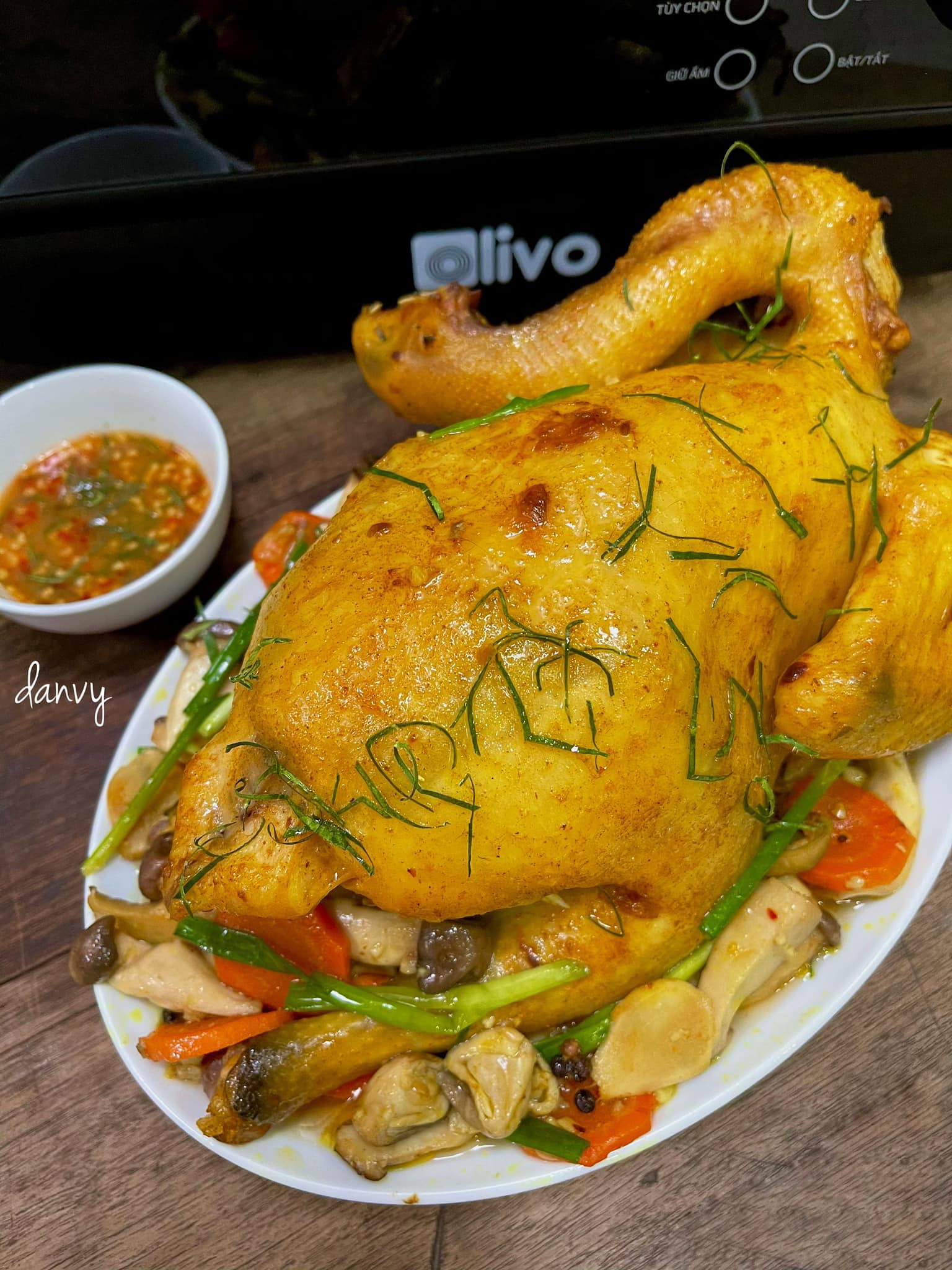 Gà chế biến theo cách này đảm bảo thịt gà vàng óng, ngọt và dậy vị. - Ảnh 1. Gà chế biến theo cách này đảm bảo thịt gà vàng óng, ngọt và dậy vị. - Ảnh 1.