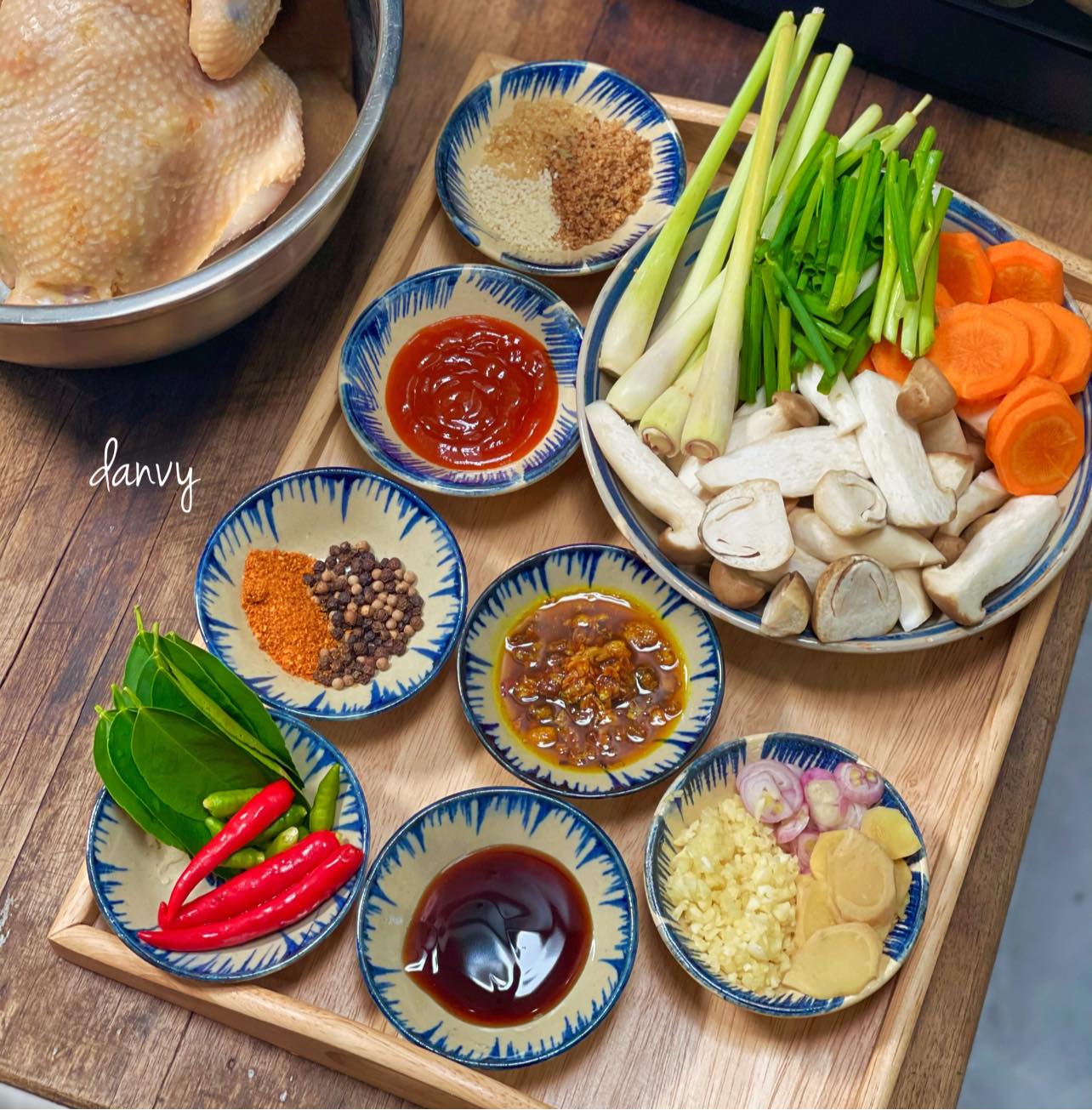 Gà chế biến theo cách này đảm bảo thịt gà vàng óng, ngọt và dậy vị. - Ảnh 2. Gà chế biến theo cách này đảm bảo thịt gà vàng óng, ngọt và dậy vị. - Ảnh 2.