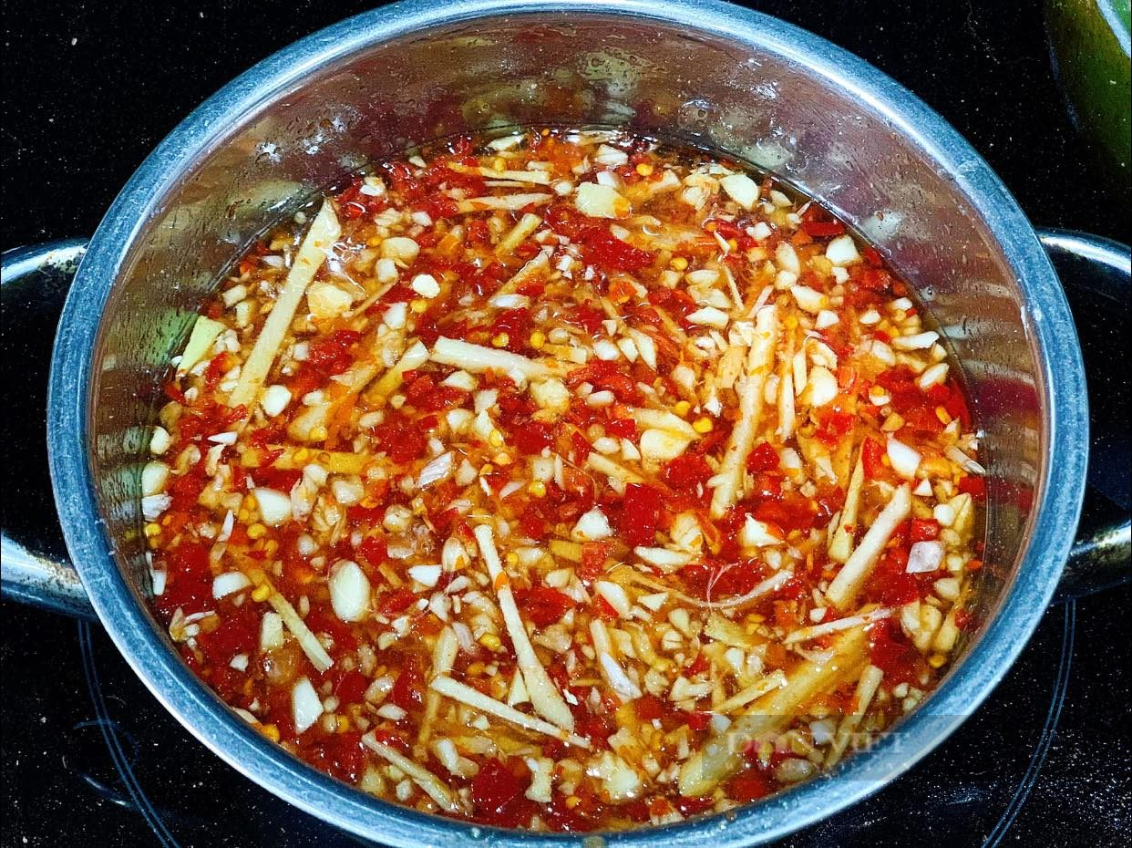 Mẹo nhỏ làm cà pháo dầm tương ớt giòn tan, ngon khó cưỡng - Ảnh 6. Mẹo nhỏ làm cà pháo dầm tương ớt giòn tan, ngon khó cưỡng - Ảnh 6.