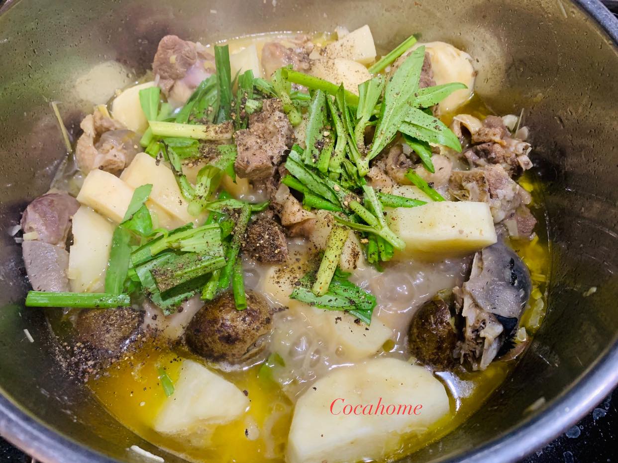Nhớ làm bước này để món vịt om sấu khoai sọ mềm ngon mà không bị tanh - Ảnh 10. Nhớ làm bước này để món vịt om sấu khoai sọ mềm ngon mà không bị tanh - Ảnh 10.
