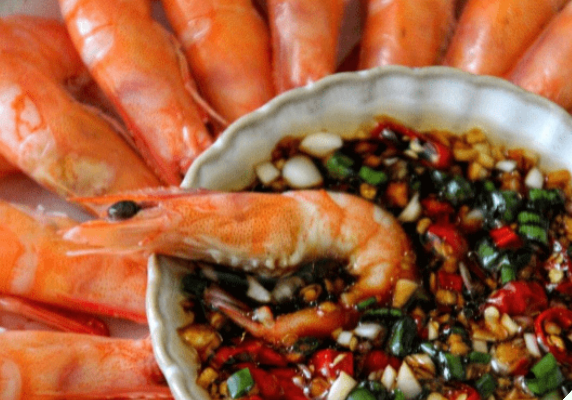 Luộc tôm đừng dùng hành, gừng để khử tanh, chỉ cần thêm vài hạt này tôm chín đỏ au, thơm lừng mà không hề có - Ảnh 12.