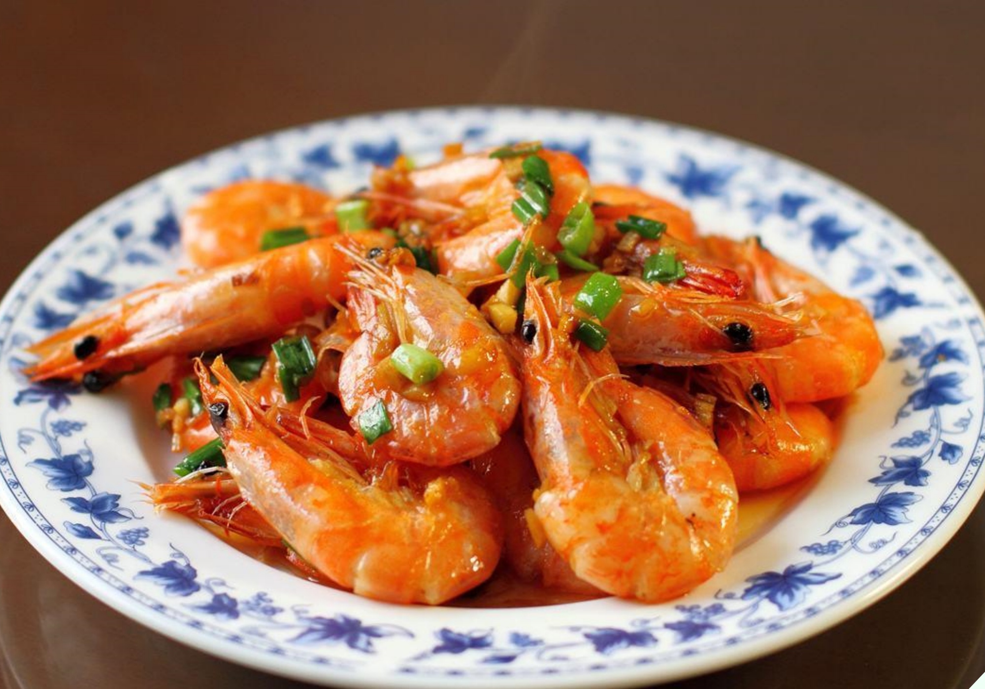 Luộc tôm đừng dùng hành, gừng để khử tanh, chỉ cần thêm vài hạt này tôm chín đỏ au, thơm lừng mà không hề có - Ảnh 1.