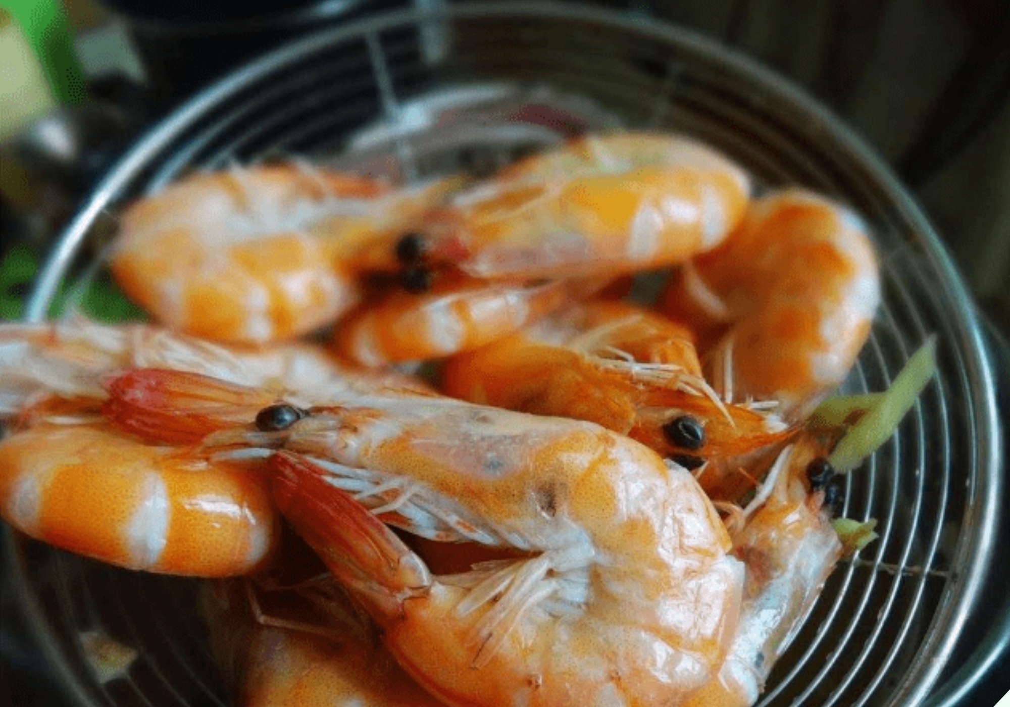 Luộc tôm đừng dùng hành, gừng để khử tanh, chỉ cần thêm vài hạt này tôm chín đỏ au, thơm lừng mà không hề có - Ảnh 10.