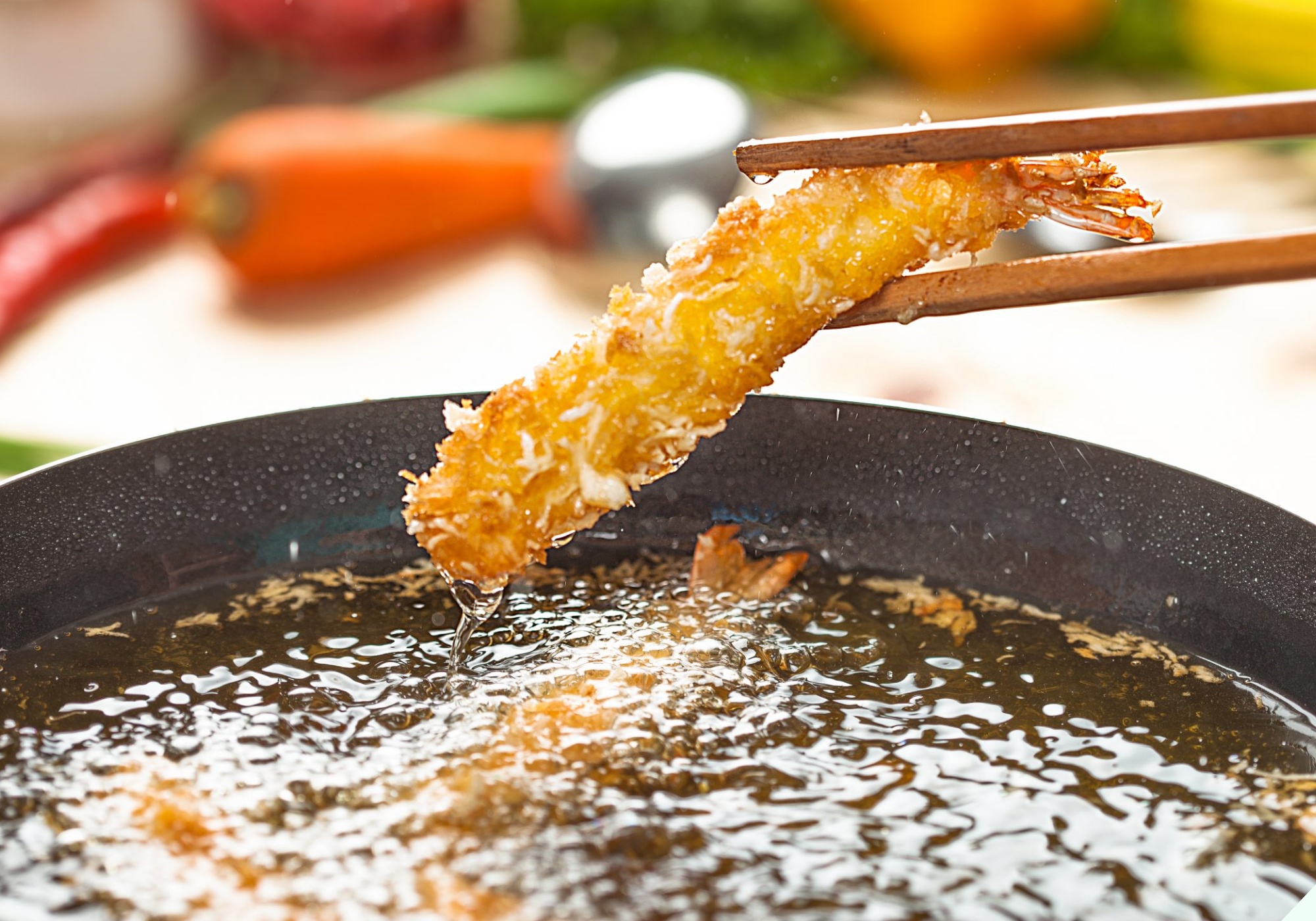 Khi rán cứ bỏ thứ này vào chảo thì món nào cũng vàng ươm, giòn rụm mà không sợ bắn dầu tung tóe - Ảnh 1.