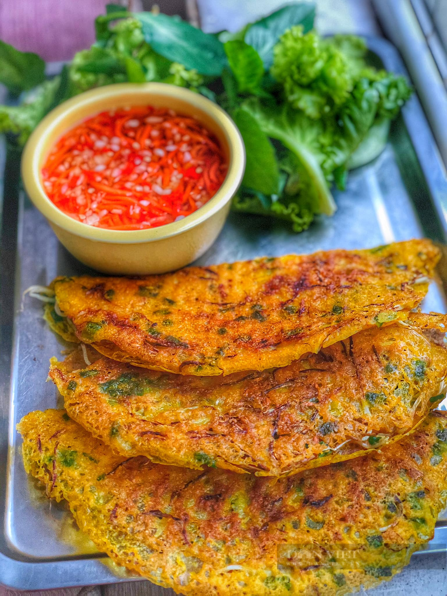 Bí quyết đổ bánh xèo giòn lâu, không bị vỡ và dính chảo - Ảnh 1. Bí quyết đổ bánh xèo giòn lâu, không bị vỡ và dính chảo - Ảnh 1.
