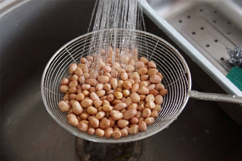 Làm lạc rang muối nên chiên nhiều hay ít dầu? Đầu bếp nói sự thật ai cũng ngã ngửa - Ảnh 1.