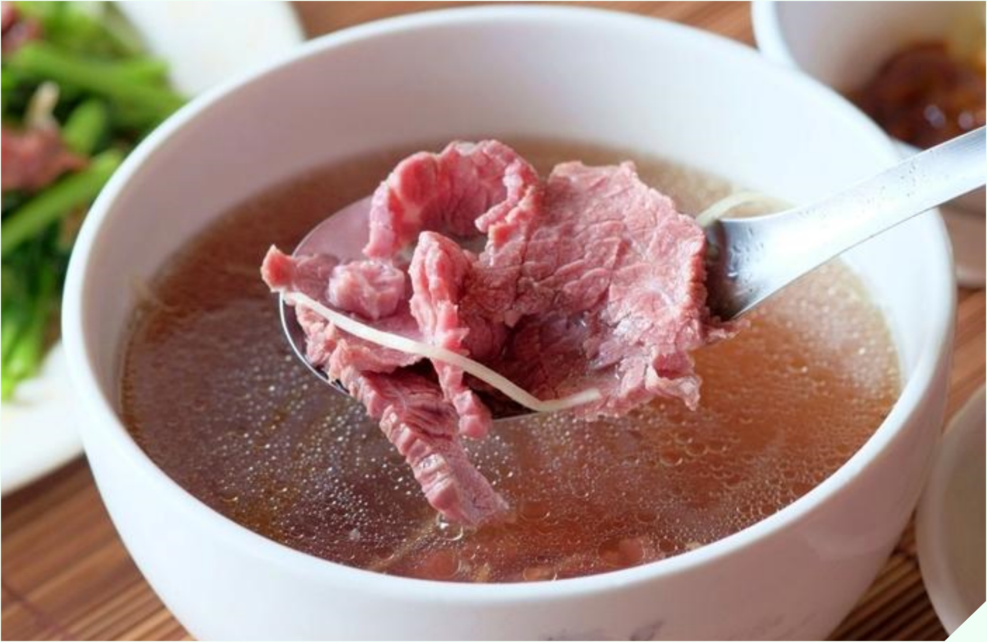 Để khử mùi hôi của thịt bò chỉ chần qua nước sôi là chưa đủ, cứ thêm 1 bước này, thịt sẽ tươi mềm, nấu - Ảnh 1.