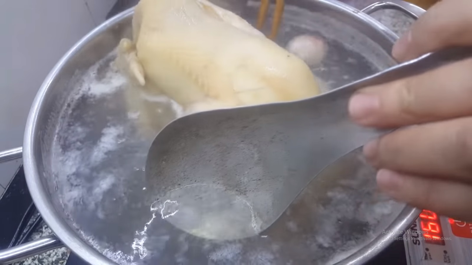 Luộc gà cúng Tết, nhớ bỏ thêm thứ này của con lợn, gà chín vàng ươm mà không sợ bị nứt da, bề trên ưng - Ảnh 8. Luộc gà cúng Tết, nhớ bỏ thêm thứ này của con lợn, gà chín vàng ươm mà không sợ bị nứt da, bề trên ưng - Ảnh 8.