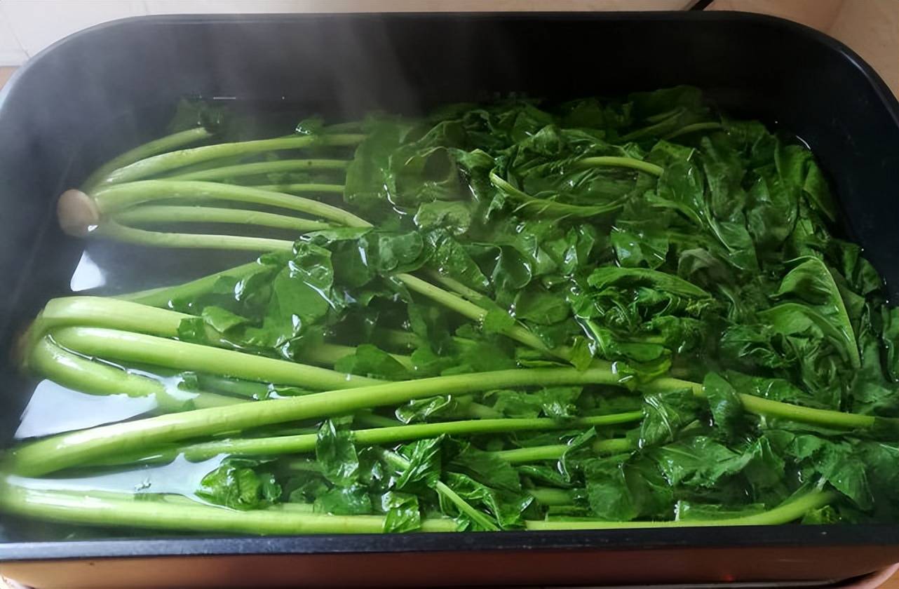 Loại rau không chỉ ăn củ, lá cực kỳ giàu dinh dưỡng, canxi gấp 4 lần sữa, phơi khô, hầm thịt rất ngon - Ảnh 6.