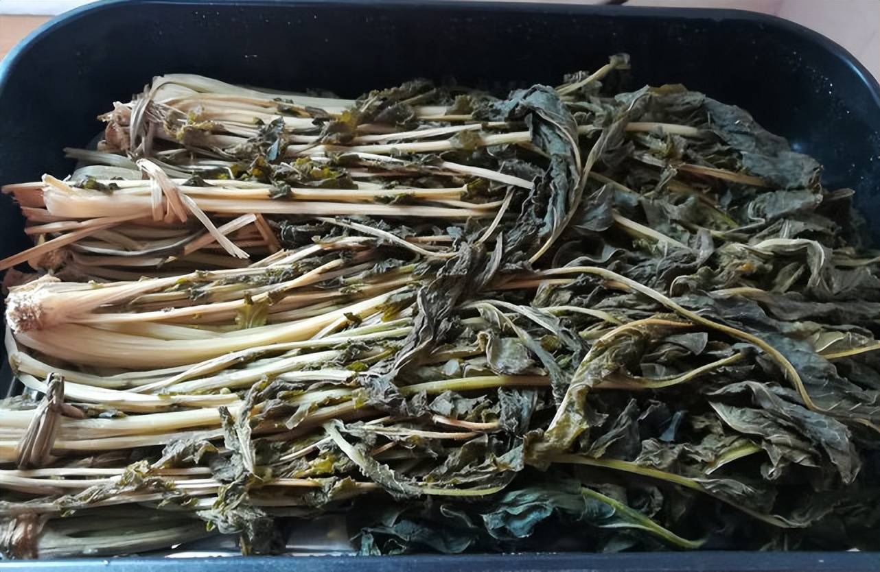 Loại rau không chỉ ăn củ, lá cực giàu dinh dưỡng, canxi gấp 4 lần sữa, phơi khô, hầm thịt rất ngon - Ảnh 8.