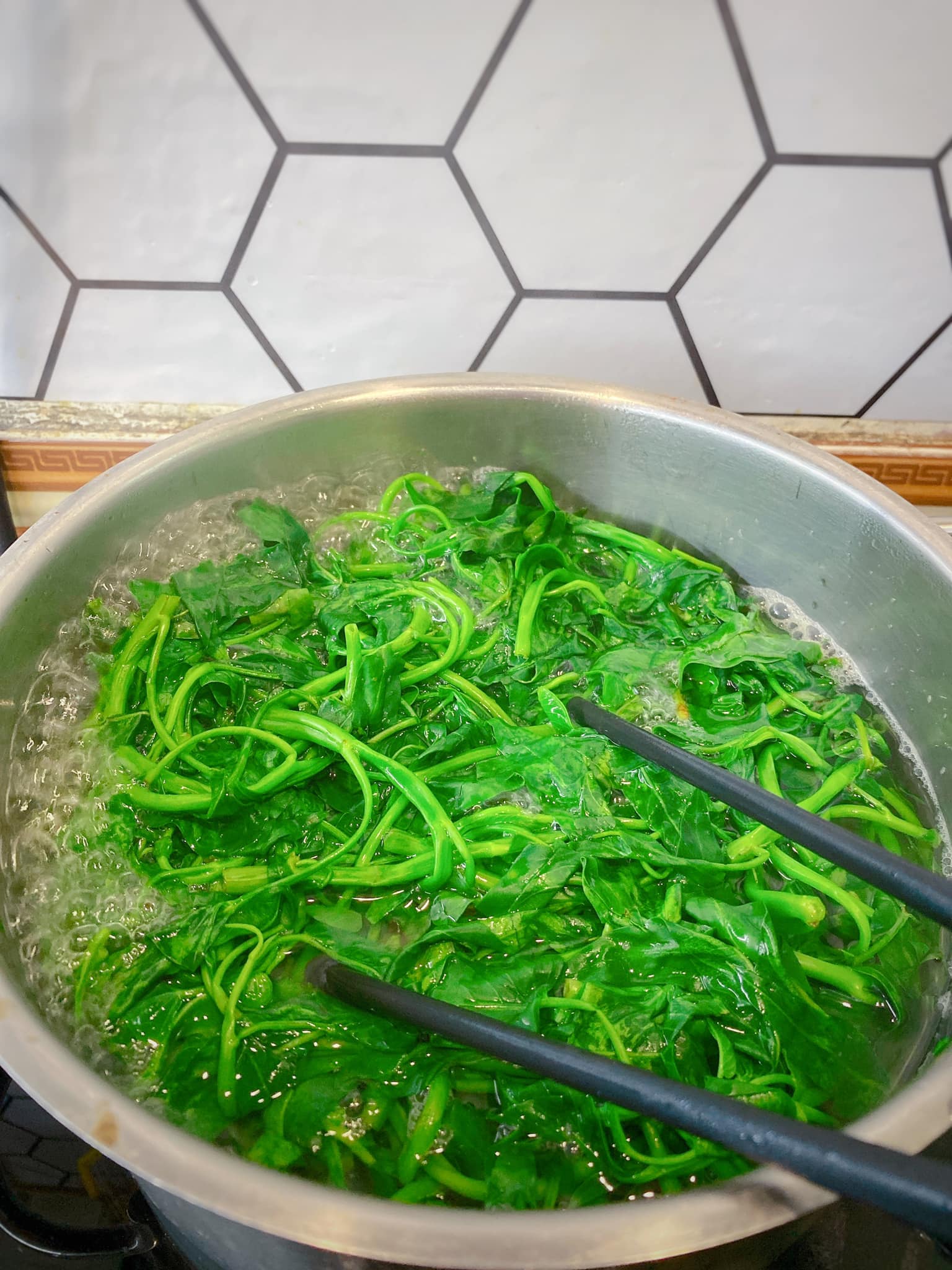 Luộc rau mở nắp nồi hay đóng nắp nồi không quan trọng, chỉ cần cho thứ này vào đảm bảo xanh ngắt, giòn tan - Ảnh 1. Luộc rau mở nắp nồi hay đóng nắp nồi không quan trọng, chỉ cần cho thứ này vào đảm bảo xanh ngắt, giòn tan - Ảnh 1.