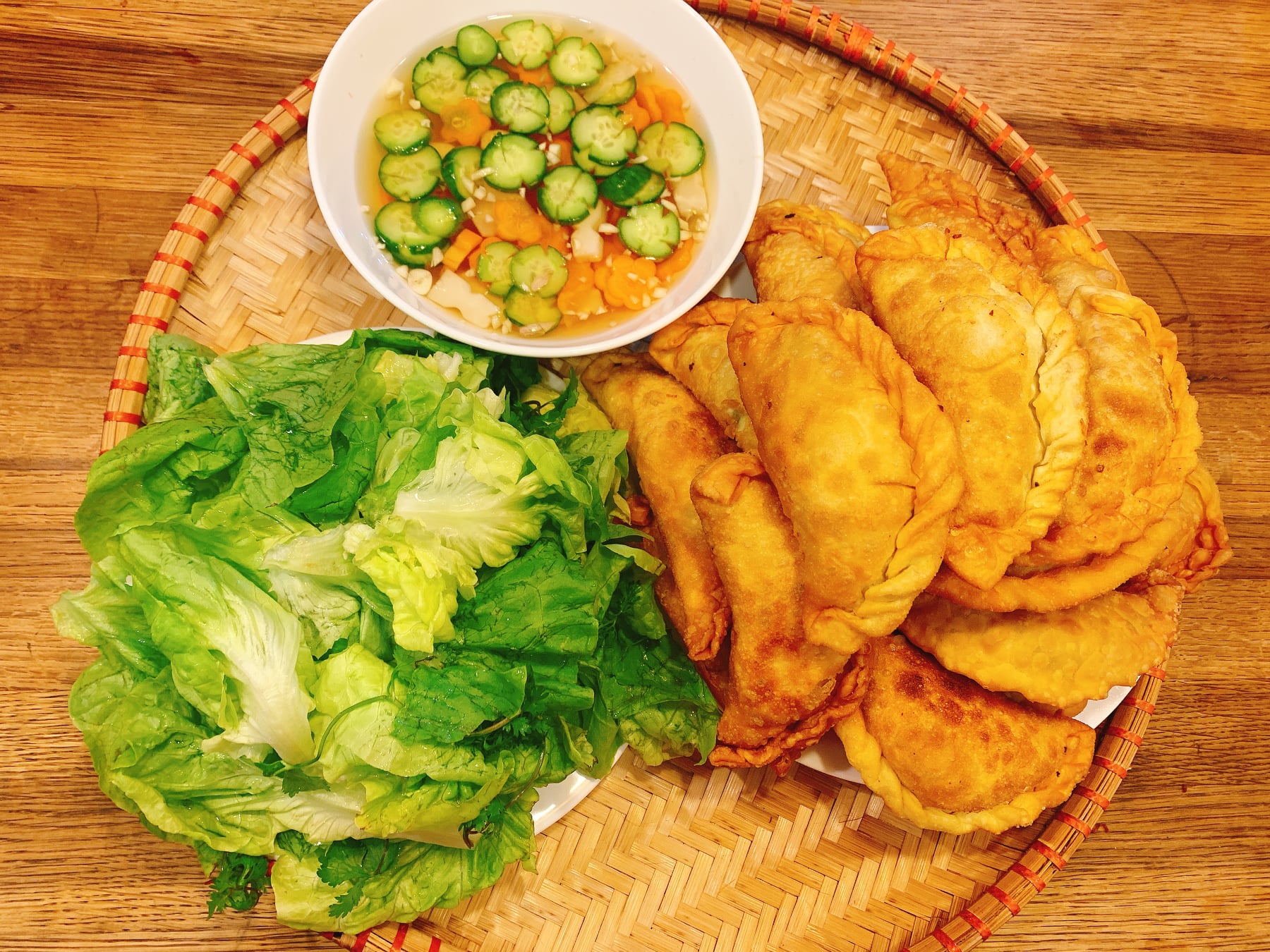 Món bánh được gọi là "quà vặt của mùa đông Hà Nội" thơm ngon nóng hổi xua tan giá rét - Ảnh 6. Món bánh được gọi là "quà vặt của mùa đông Hà Nội" thơm ngon nóng hổi xua tan giá rét - Ảnh 6.