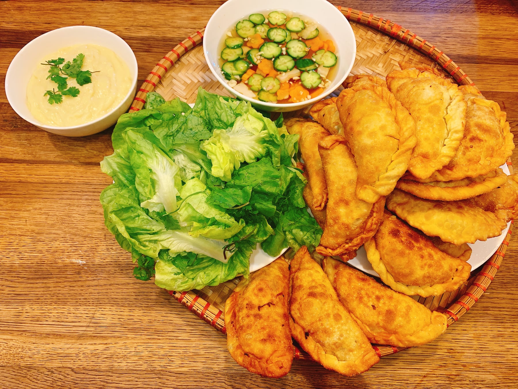 Món bánh được gọi là "quà vặt của mùa đông Hà Nội" thơm ngon nóng hổi xua tan giá rét - Ảnh 1. Món bánh được gọi là "quà vặt của mùa đông Hà Nội" thơm ngon nóng hổi xua tan giá rét - Ảnh 1.