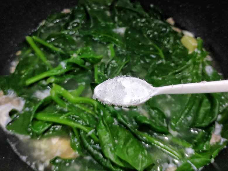 Lá này canxi gấp 2 lần sữa được ví là thứ rau vua, có sẵn ở Việt Nam, 10.000đ/mớ xào nấu đều ngon - Ảnh 7.