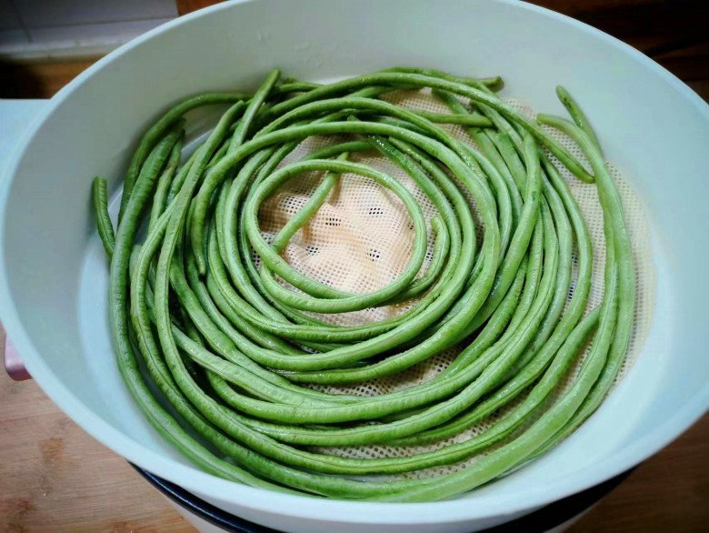 Quả này dài hơn nửa mét, giá cực rẻ lại giàu canxi có thể chống loãng xương, đem nấu kiểu này ngon khó cưỡng - Ảnh 1.