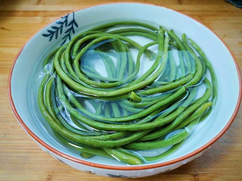 Quả này dài hơn nửa mét, giá cực rẻ lại giàu canxi có thể chống loãng xương, đem nấu kiểu này ngon khó cưỡng - Ảnh 2.