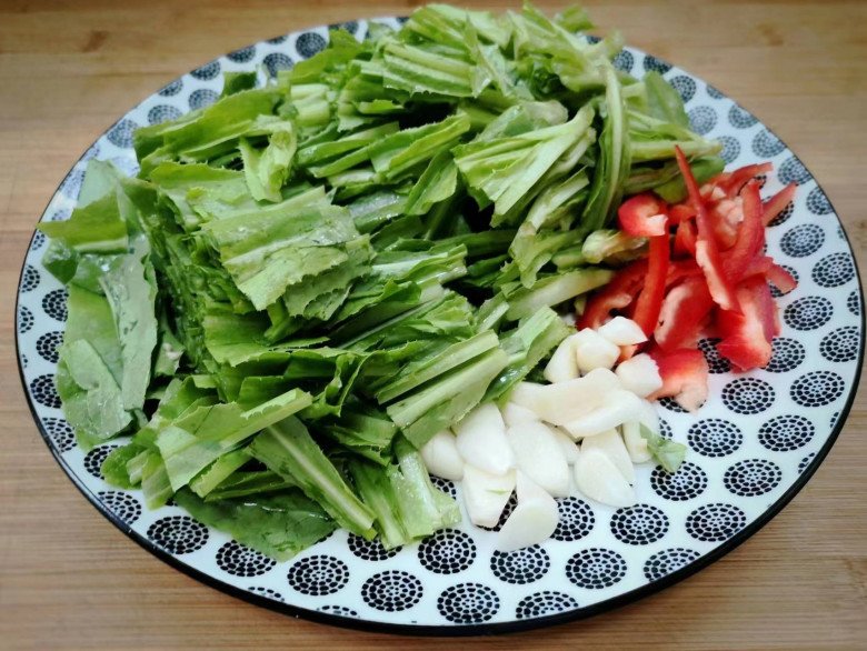 Loại rau tưởng chỉ để ăn sống nào ngờ xào kiểu này rất ngon, giàu canxi lại ít calo, không sợ béo - Ảnh 3. Loại rau tưởng chỉ để ăn sống nào ngờ xào kiểu này rất ngon, giàu canxi lại ít calo, không sợ béo - Ảnh 3.