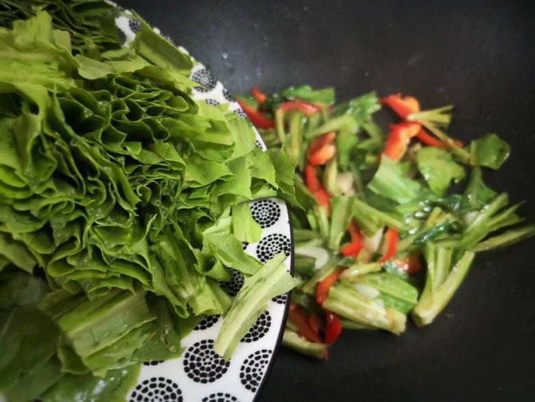 Loại rau tưởng chỉ để ăn sống nào ngờ xào kiểu này rất ngon, giàu canxi lại ít calo, không sợ béo - Ảnh 5. Loại rau tưởng chỉ để ăn sống nào ngờ xào kiểu này rất ngon, giàu canxi lại ít calo, không sợ béo - Ảnh 5.