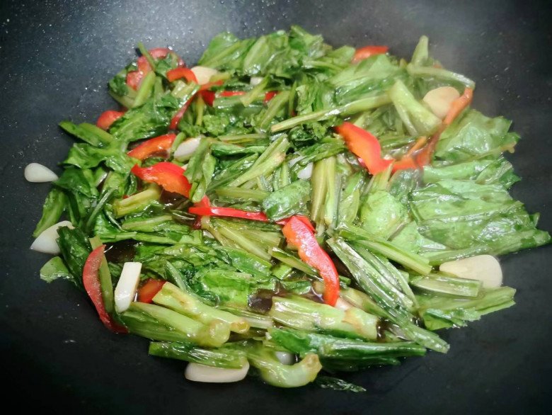 Loại rau tưởng chỉ để ăn sống nào ngờ xào kiểu này rất ngon, giàu canxi lại ít calo, không sợ béo - Ảnh 6. Loại rau tưởng chỉ để ăn sống nào ngờ xào kiểu này rất ngon, giàu canxi lại ít calo, không sợ béo - Ảnh 6.