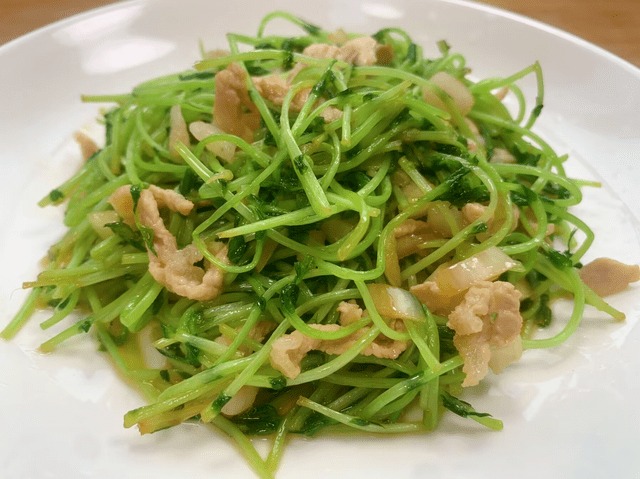 Loại rau rẻ tiền, giàu vitamin, mùa đông ăn nhiều dưỡng ẩm cho da, 5 phút là có món ăn tươi giòn, thanh mát - Ảnh 1.