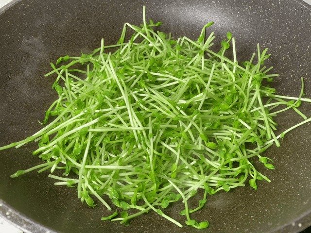 Loại rau rẻ tiền, giàu vitamin, mùa đông ăn nhiều dưỡng ẩm cho da, 5 phút là có món ăn tươi giòn, thanh mát - Ảnh 4.