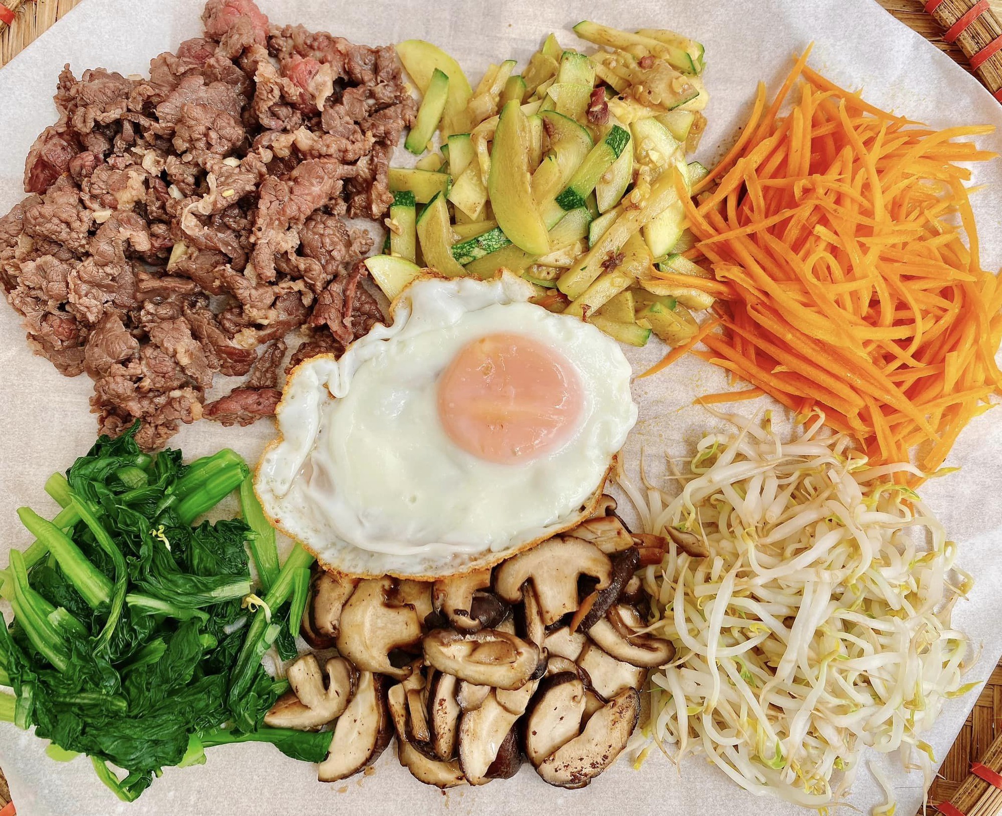 Để làm món cơm trộn Hàn Quốc thơm ngon chuẩn vị, không thể thiếu công thức nước sốt "thần thánh" này - Ảnh 2.