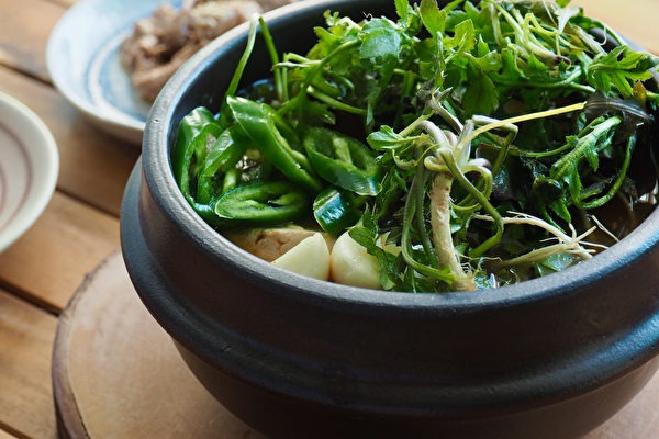 Loại rau dại được ca ngợi là "cỏ tiên", bổ mắt, dưỡng nhan, giảm mỡ máu, nấu canh, làm bánh đều ngon - Ảnh 4.