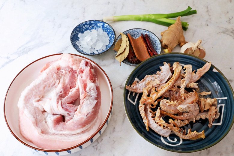 Thịt kho không mãi cũng chán, thêm ngay một thứ đồ khô vào món ăn ngon gấp mấy lần - Ảnh 1.