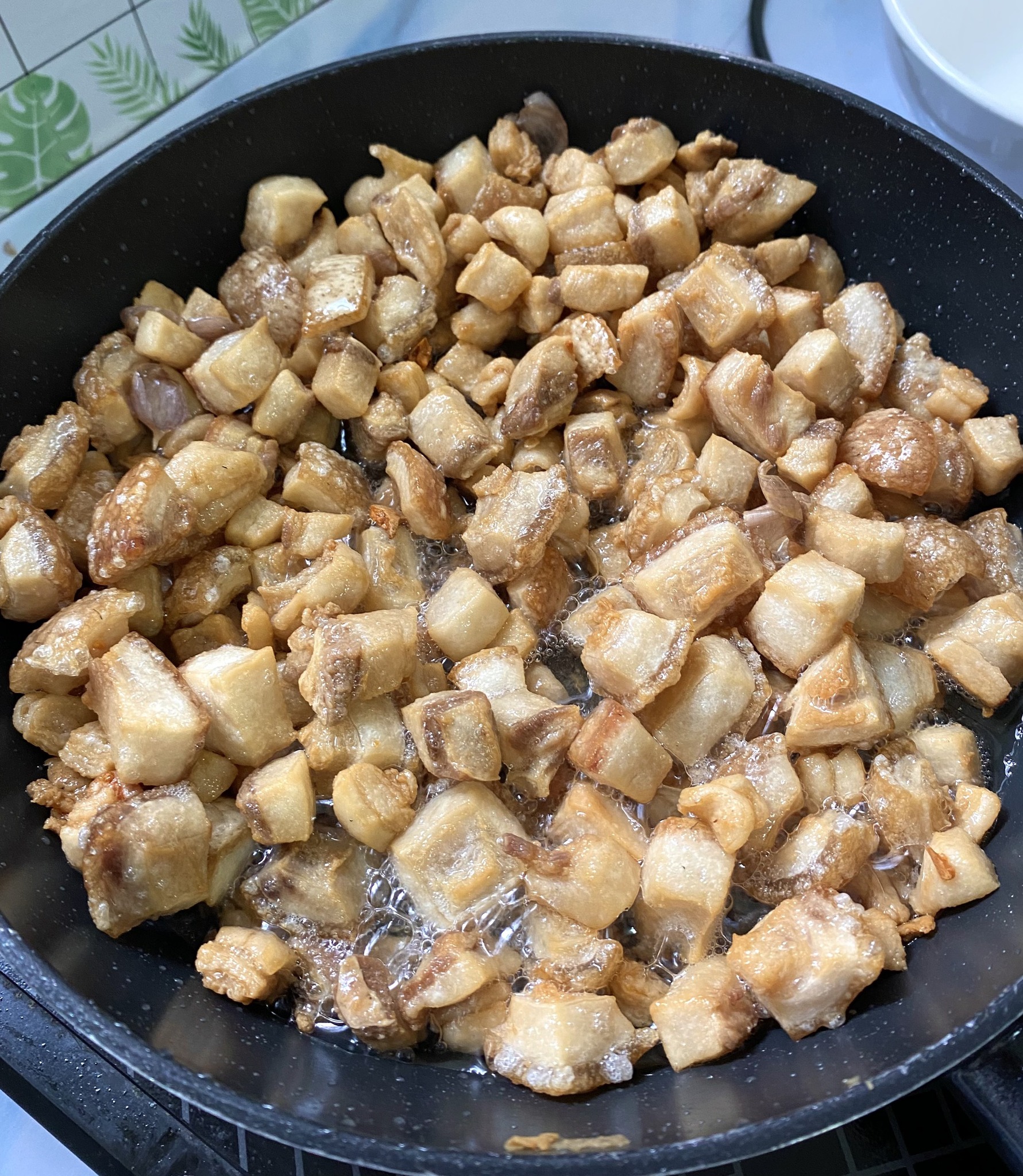 Mách bạn cách làm món ăn vặt siêu đỉnh từ mỡ heo, giòn rụm ăn là nghiền trong những ngày trời lạnh - Ảnh 2.